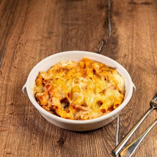 Penne gratinate cu sos roșu
