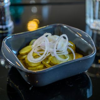 Salată de castraveți murați cu ceapă murată