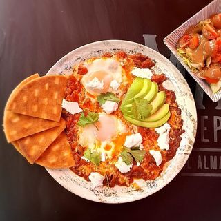 Huevos con carne