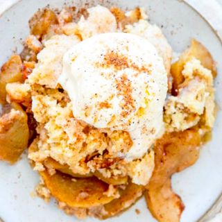 Appler cobbler cu nuci pecan caramelizate si inghetata de vanile