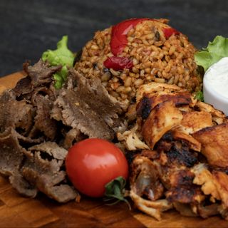 Bulgur cu pui si salata 480 g