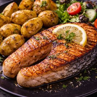 Somon la gratar cu cartofi