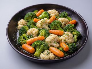 Broccoli, conopida, baby carrot cu unt