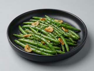 Fasole verzi la tigaie cu usturoi