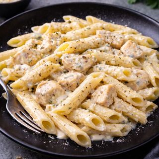 Penne cu piept de pui in sos de smantana