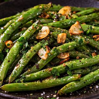 Fasole verzi la tigaie cu usturoi