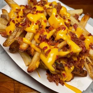 Cartofi prajiti cu cheddar si bacon