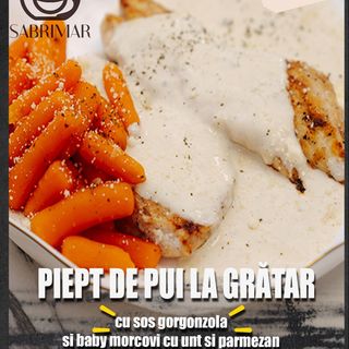 Piept de pui la gratar cu sos gorgonzola si baby morcov