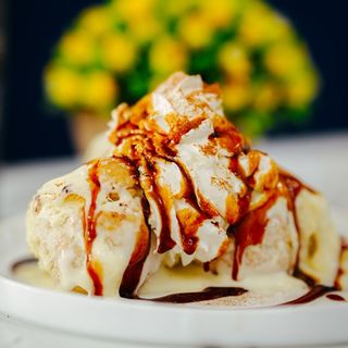 Choux profiterol cu ciocolata alba si inghetata