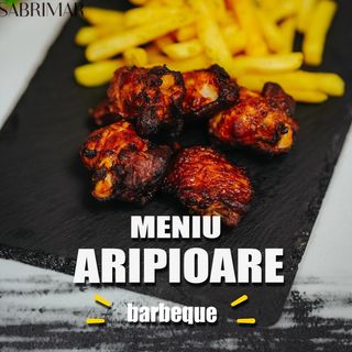 Aripioare BBQ cu cartofi prajiti si sos