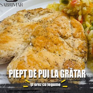 Piept de pui la gratar cu orez cu legume