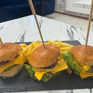 Platou 12 mini burger si cartofi prajiti 2.3 kg