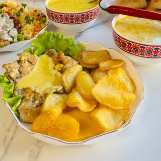Piept de pui la gratar cu sos gorgonzola si cartofi prajiti