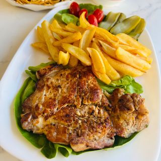 Ceafa de porc la gratar cu cartofi prajiti si sos