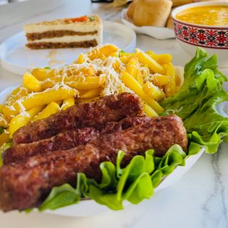 Mici de Baia Mare cu cartofi prajiti si mustar