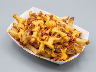 Cartofi prajiti cu cheddar si bacon