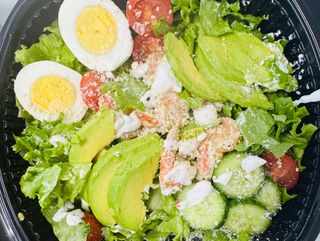 Salata cu creveti și avocado