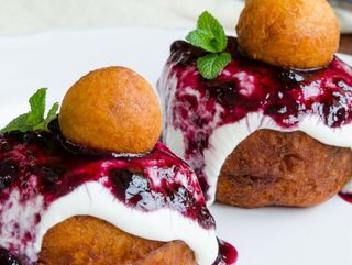 Papanasi cu dulceata si smantana