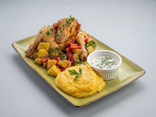 Cocosel de pădure cu legume mămăliguță si sos de usturoi 