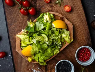 Salată verde cu leuștean
