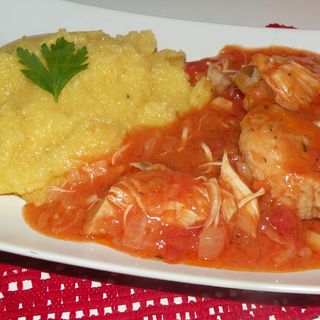 Fasole bătută cu prajeala de ceapă si cârnați grosi