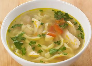 Supă de pui cu tăiței de casă