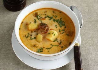 Ciorbă de cartofi cu carne de purcel afumată
