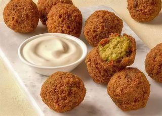 Falafel cu sos tahini și salată tabbouleh