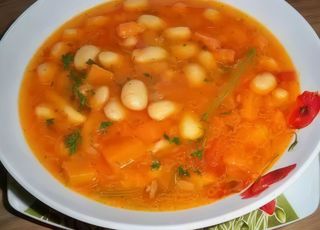 Ciorbă de fasole cu salată de ceapă roșie
