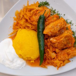 Sărmăluțe în foi de varză cu carne de porc tăiată la satâr