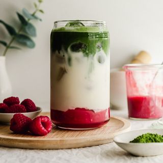 Iced raspberry & matcha latté 