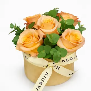 Aranjament floral din 5 trandafiri somon