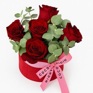 Aranjament floAral cu 5 trandafiri rosii