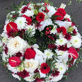 Coroană cu flori rosii