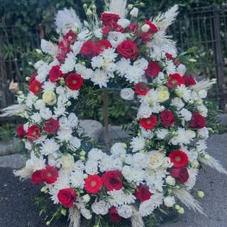 Coroană cu flori roșii și albe