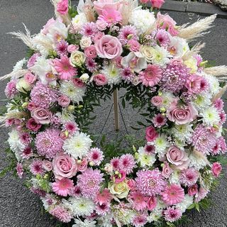 Coroana cu flori roz