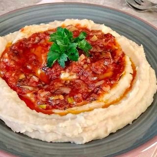 Fasole bătută cu sos de ceapă