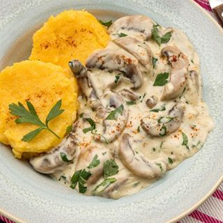 Ciuperci in sos alb cu mămăligă