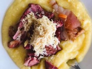 Rasol de porc cu hrean și mămăligă