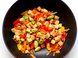 Tofu crocant cu legume la wok