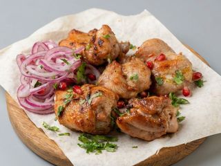 Frigarui din pulpa de pui pe grill