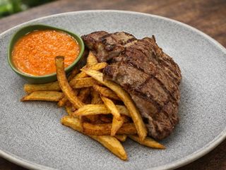 CEAFA DE PORC LA GRATAR CU MUJDEI TIGANESC SI CARTOFI PRAJITI PROASPETI