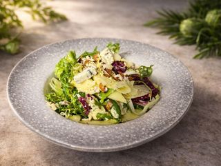 SALATA DE NUCI CU GORGONZOLA SI MERE