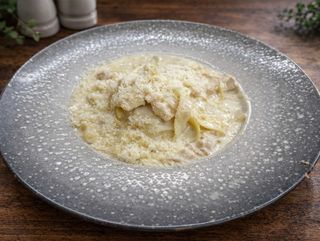 TAGLIATELLE ALFREDO CON POLLO