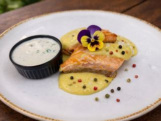 PAVE DE SOMON LA CUPTOR CU PIURE CU SOFRAN SI SOS ALB