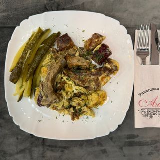 Carne la garniță cu zdrente de ou