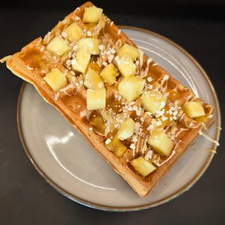 Waffles Belgiene cu Ananas și Dulceață de Mango