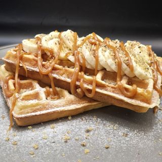 Waffles Belgiane cu banane, nuci si caramel