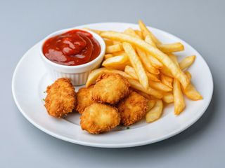 Nuggets de pui și cartofi pai