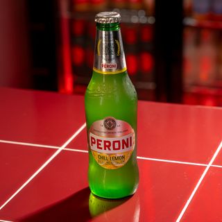 Bere Peroni cu lămâie și chilli